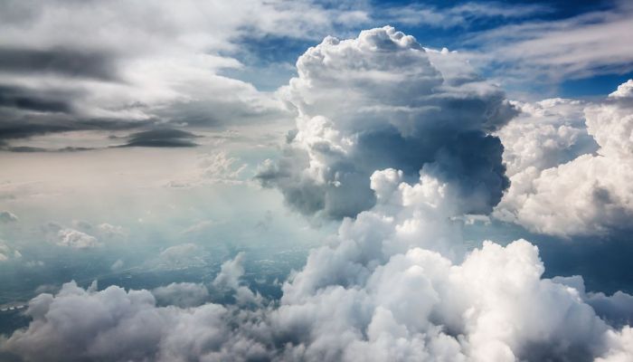 الطقس: صحو بوجه عام مع احتمال تدفق السحب