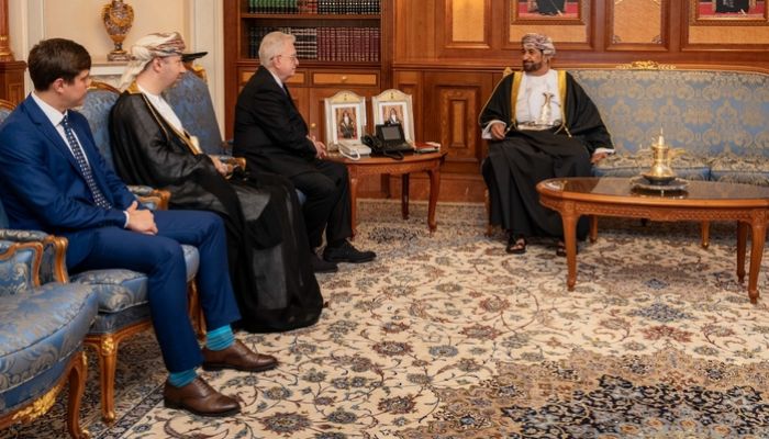 جلالة السُّلطان يمنح وسام التكريم لرئيس هيئة متاحف روسيا
