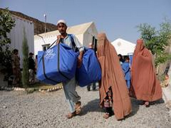 超过74000名阿富汗移民从伊朗回来一个月