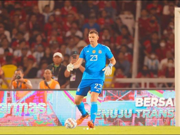 FIFA World Cup-winning Argentina goalkeeper Emiliano Martinez arrives in Kolkata