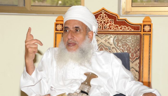 مفتي سلطنة عمان: الأزمات تتوالى على فرنسا منذ أن قال رئيسها "الإسلام في أزمة"