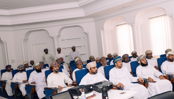 بلدية مسقط تنفذ ورش تعريفية للتدريب عبر لينكد إن