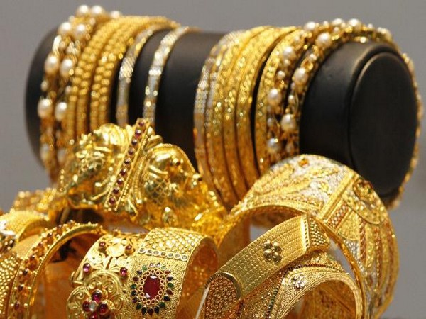India restricts imports of gold jewellery, articles