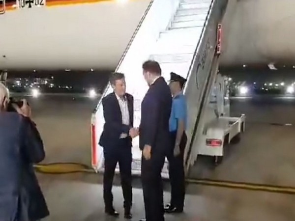 德国副总理抵达新德里进行为期三天的访问