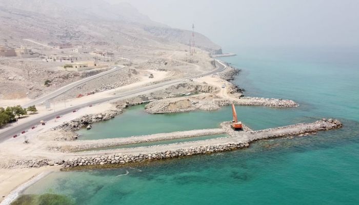 بتكلفة 2.5 مليون ريال.. تواصل مشروع كواسر الأمواج بولاية بخاء