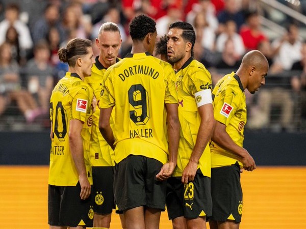 Defensive errors lead Manchester United to a 3-2 defeat against Borussia Dortmund