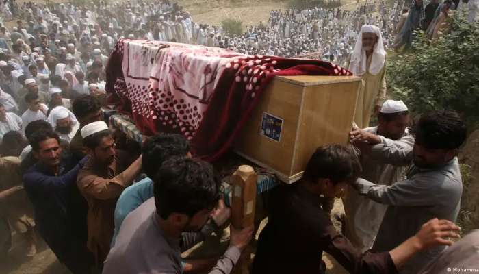 Pakistan blast: Death toll rises as families bury their dead