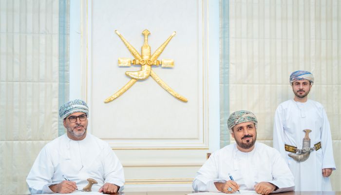 التوقيع على عقود شراء المركبات الحكومية بسلطنة عمان