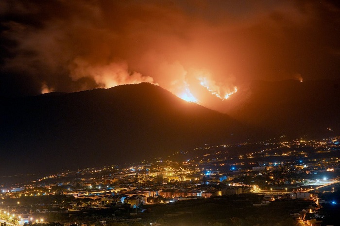 Spain: Thousands evacuated as wildfire rages "out of control" in the Canary Islands