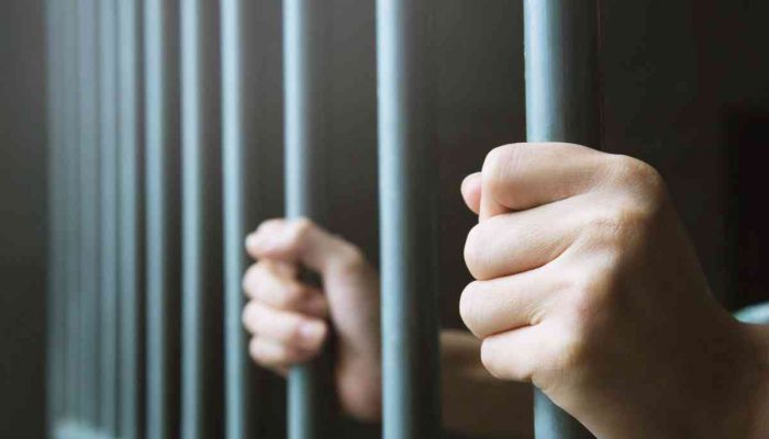 استدرجوا عاملة منزل وأجبروها على ممارسة أعمال مخلة.. الشرطة تلقي القبض على 5 متهمين