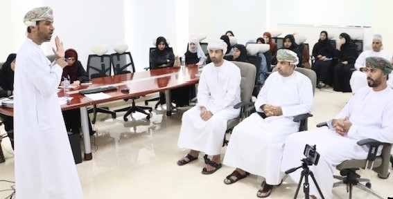 جهاز الضرائب يعقد ورشة توعوية عن ضريبة القيمة المضافة وضريبة الدخل في محافظة الداخلية