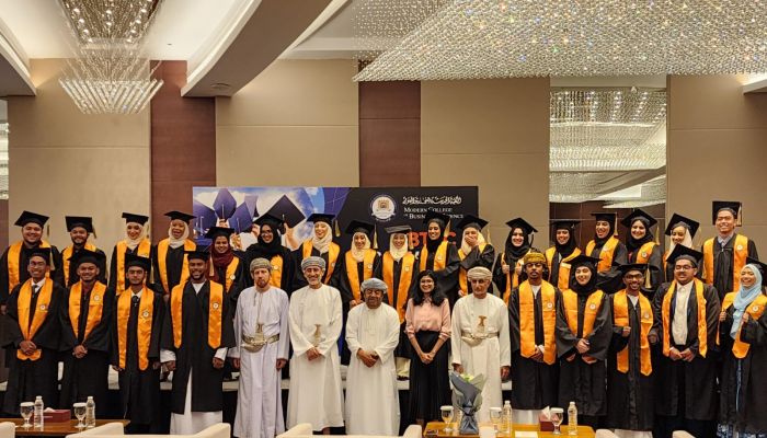 الكلية الحديثة للتجارة والعلوم تخرج دفعة جديدة من طلبة برنامج (BTEC) الدولي