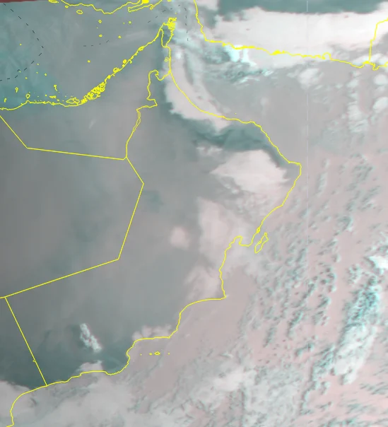 الطقس:  انتشار السحب المنخفضة والضباب على أجزاء من سواحل بحر عمان