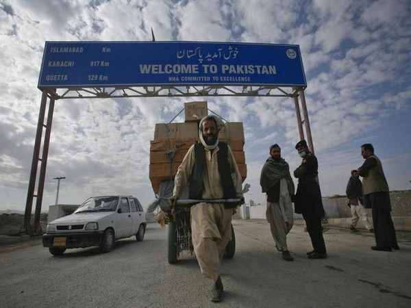 Pakistan-Afghanistan border closed after armies exchange fire