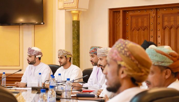 بلدية مسقط تناقش وثيقة الخطة السنوية مع موظفيها