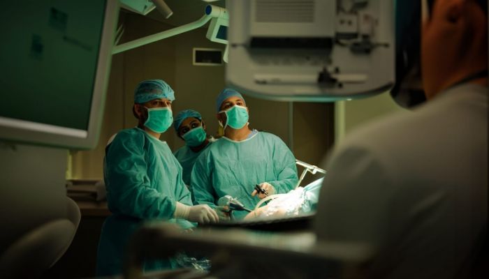 الأولى من نوعها.. المستشفى السُّلطاني يجري عملية جراحية لإنقاص وزن طفل