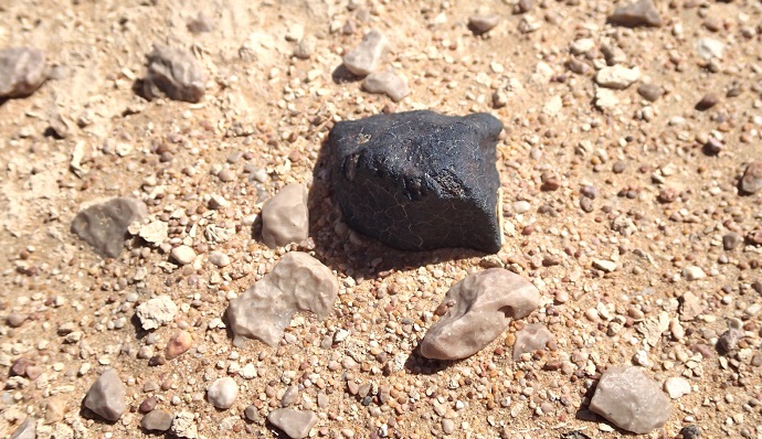 Das Ministerium gibt die Entdeckung der ersten Meteoritenprobe bekannt, die in den omanischen Luftraum gelangt ist  Oman Times