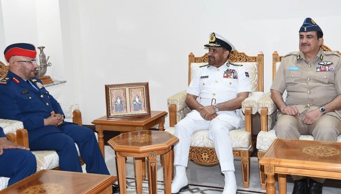 رئيس أركان قُوات السُّلطانِ المسلحة يستقبل قائد القوات الجوية والدفاع الجوي الإماراتي