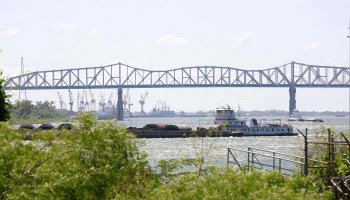 Salt water moving up US Mississippi River threatens drinking water supplies