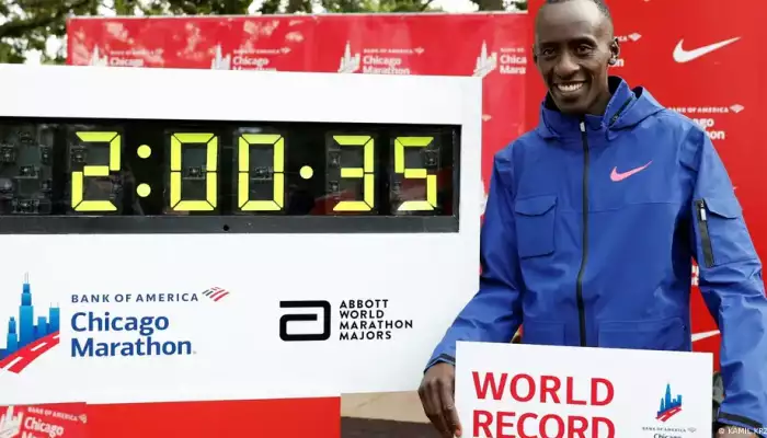 Kelvin Kiptum sets new marathon world record in Chicago