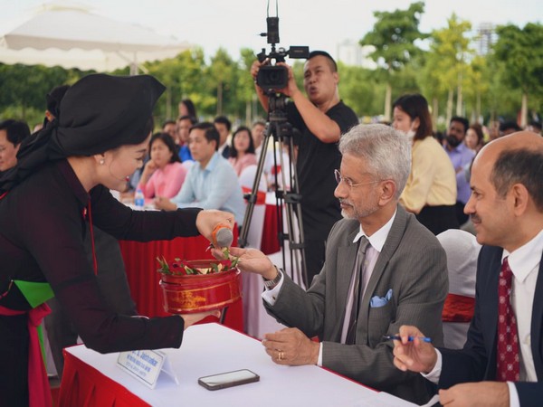 Indian EAM Jaishankar interacts with Indian diaspora in Vietnam