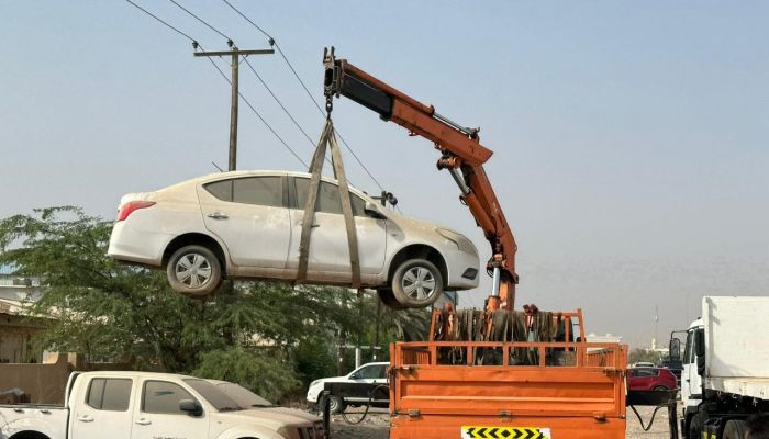 بلدية مسقط تسحب (213) مركبة ومعدة وتعمم على (153) من المركبات المهملة