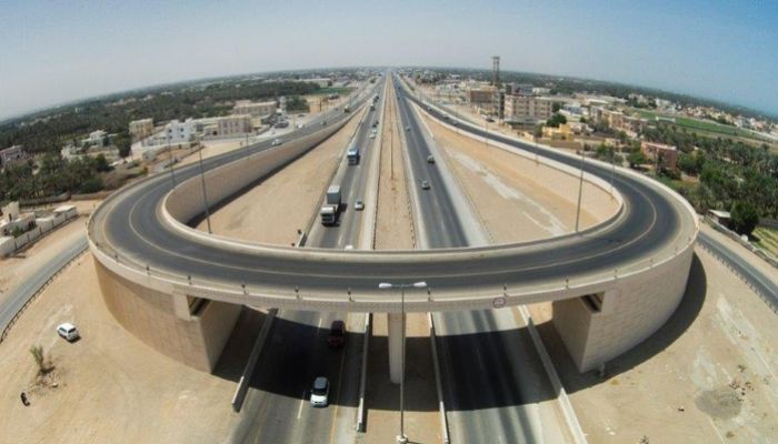 24 جسرًا ونفقًا على طريق الباطنة العام بهدف تسهيل الحركة المرورية
