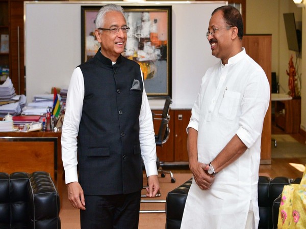 Indian MoS Muraleedharan meets Mauritius Prime Minister Pravind Jugnauth