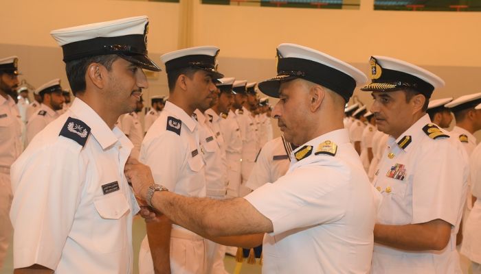 تقليد ميدالية الخدمة الطويلة والسلوك الحسن لعدد من منتسبي البحرية السلطانية العُمانية