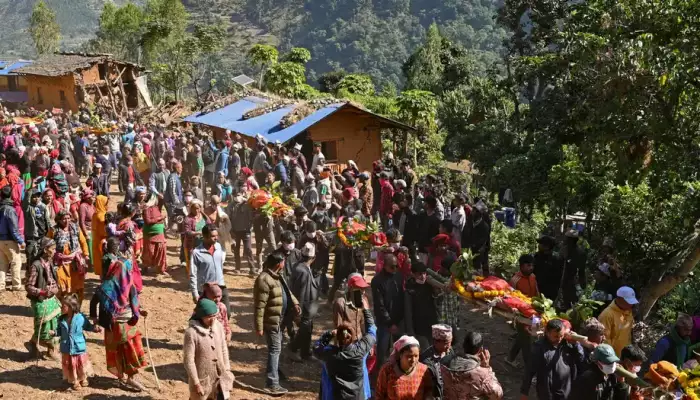 Nepal: Villagers cremate victims of devastating earthquake
