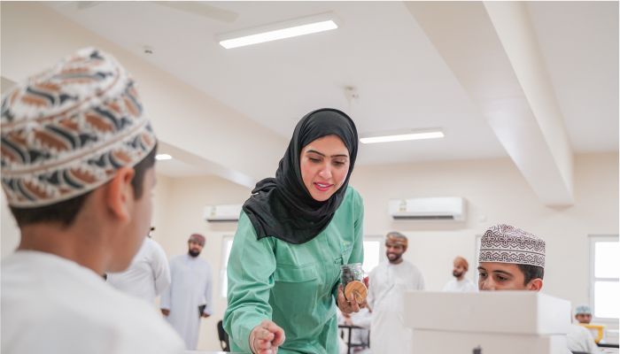 شركة فالي في عُمان تدعم قطاع التعليم في شمال الباطنة
