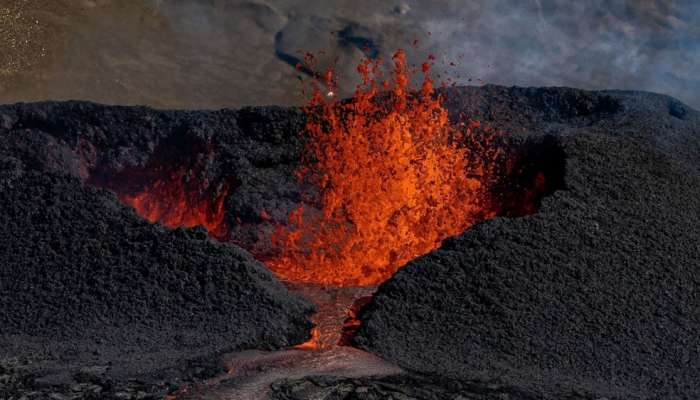Iceland earthuakes weaker but volcano warning persists
