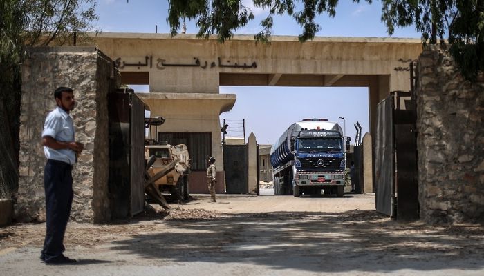 دخول أول شاحنة وقود إلى غزة من مصر منذ بدء العدوان الصهيوني