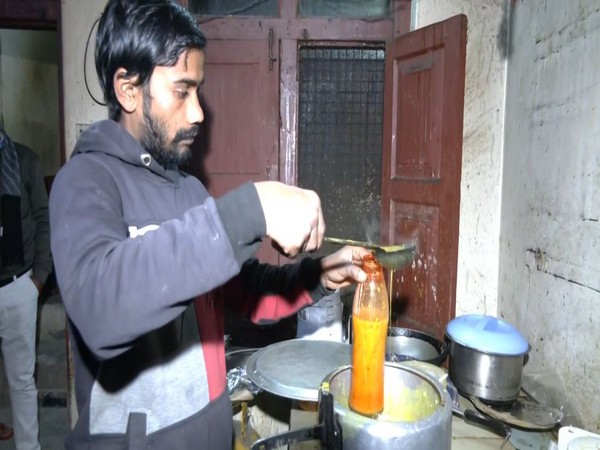 Hot Khichdi being filled in cylindrical bottles for labourers trapped in Silkyara tunnel