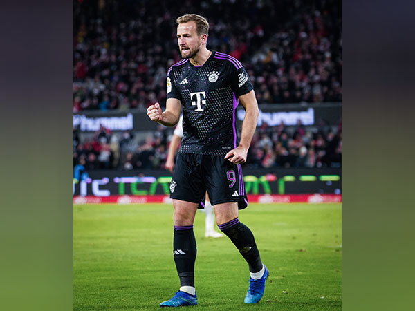 Harry Kane continues to make history with Bayern as league leaders thump Koln