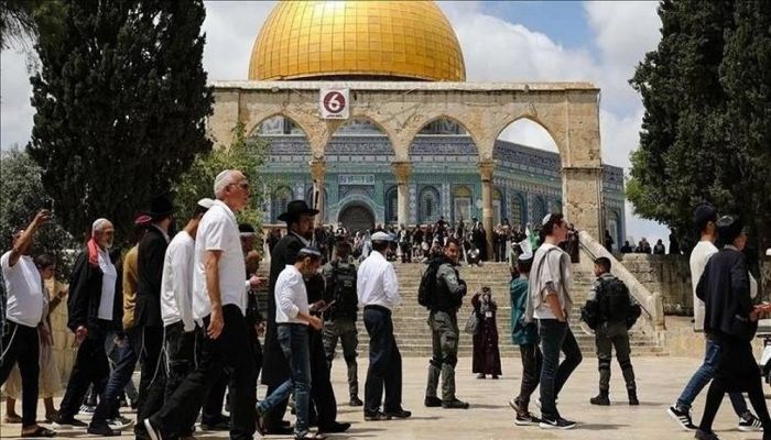 مستوطنون إسرائيليون يقتحمون باحات الأقصى بحماية شرطة الاحتلال