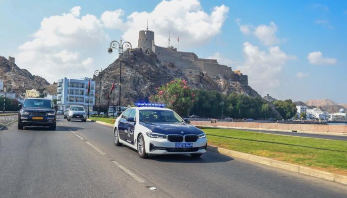 منع وقوف المركبات على جانبّي شارع السلطان قابوس..في هذا التوقيت