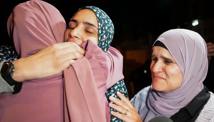 الإفراج عن عدد من الأسرى الفلسطينيين والإسرائيليين ضمن الدفعة الخامسة من صفقة التبادل