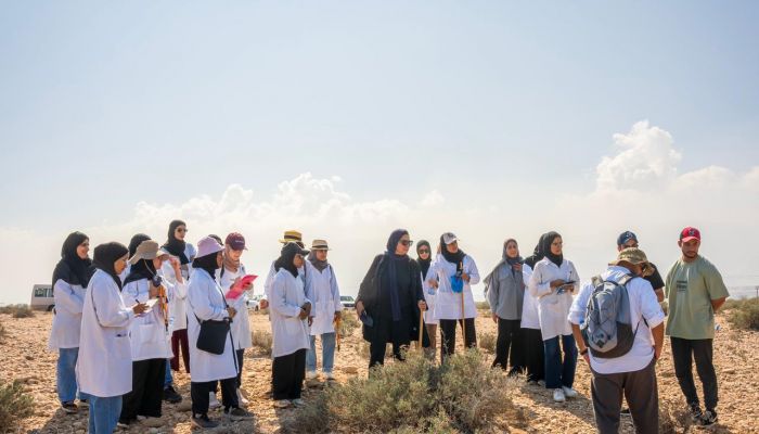هيئة البيئة تستقبل طلبة من جامعة السلطان قابوس بمحمية رأس الشجر الطبيعية بقريات
