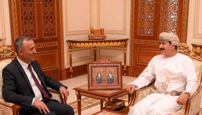 Royal Office Minister receives ambassadors of Turkiye, Sudan