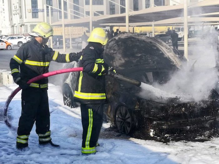 CDAA team douses vehicle fire  in Muscat