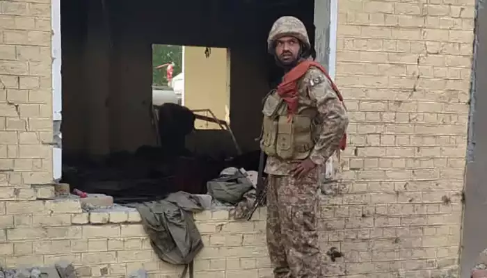 Pakistan: Suicide bomber kills multiple officers