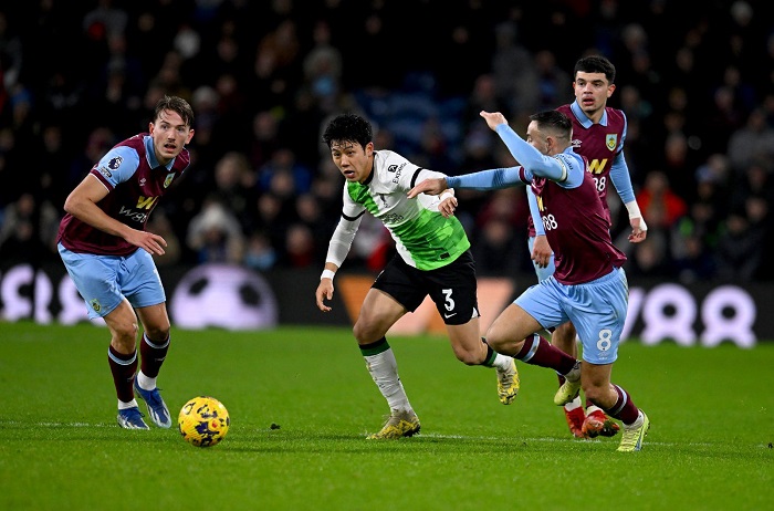 Liverpool go top on Boxing Day, Man Utd recover to beat Aston Villa