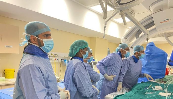 فريقٌ طبيٌّ من مستشفى خولة ينجح في إجراء عملية عن طريق قسطرة الأوعية الدماغية لطفلة