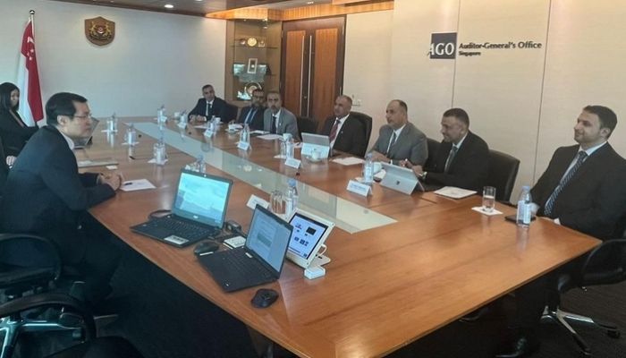 رئيس جهاز الرقابة المالية يعقد اجتماعًا مشتركًا مع المراجع العام السنغافوري