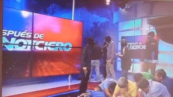 بعد هروب أخطر مجرم في البلاد من السجن.. عصابة مسلحة تقتحم محطة تلفزيونية في الإكوادور