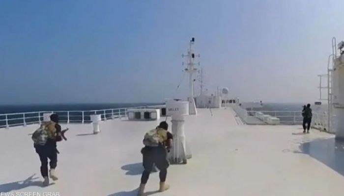 جماعة الحوثي تعلن استهداف سفينة أمريكية بالصواريخ