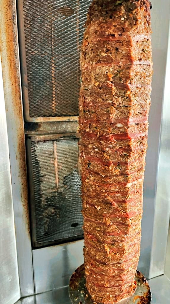 بالصور..إتلاف ٥٤ كجم من اللحوم مجهولة المصدر بمطعم في  محافظة الداخلية