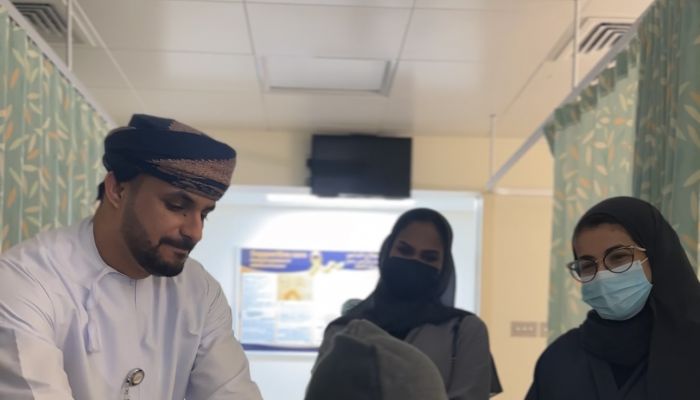 عمانتل تنظم زيارة ميدانية للأطفال المصابين بمرض السرطان بالمستشفى السلطاني