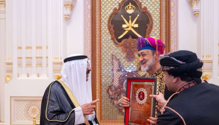 HM the Sultan and Emir of Kuwait exchange orders, mementos